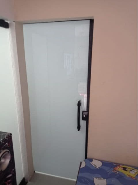 Porta de correr com película branca
