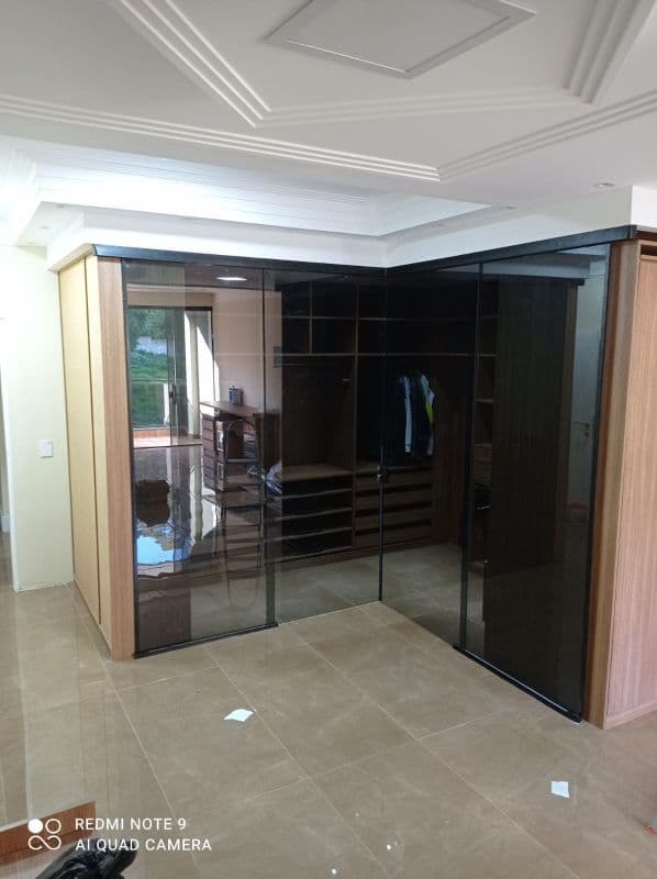 Closet com vidro fumê de 8 mm temperado