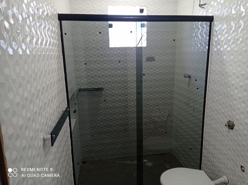 Box de vidro incolor e kit redondo preto