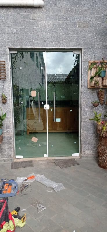 Porta balcão de abrir com vidro verde